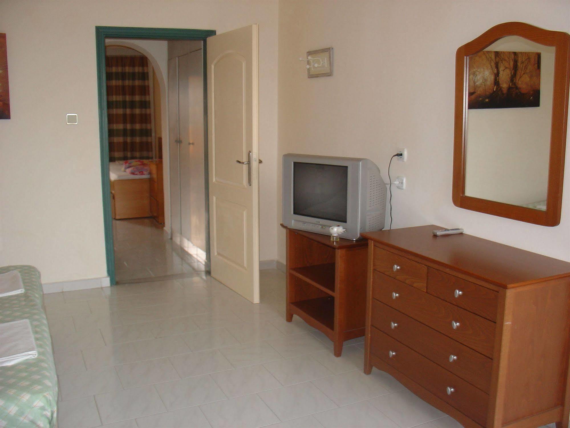 Lyristis Dinos Studios & Apartments Faliráki Kültér fotó